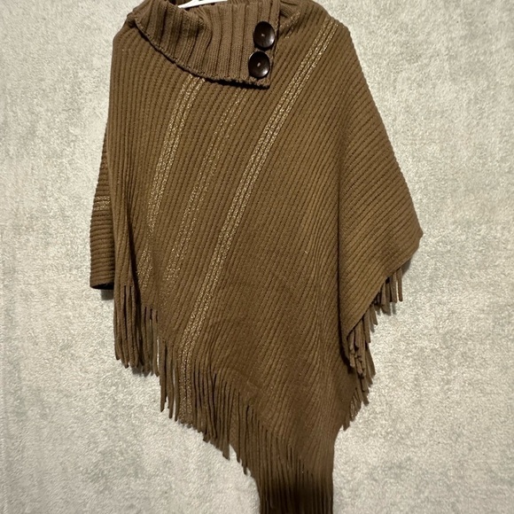 Warm  poncho - Picture 4 of 4